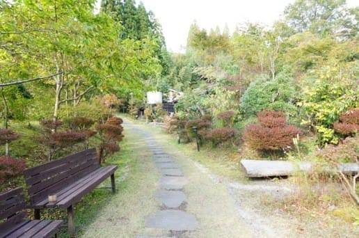 黒川温泉の帆山亭の庭園のベンチ