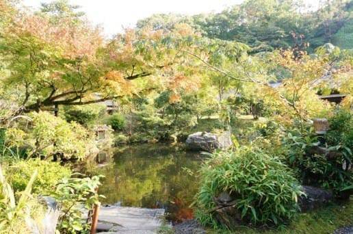 黒川温泉の帆山亭の庭園の紅葉