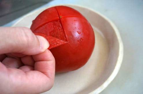 皮がむけてるトマト