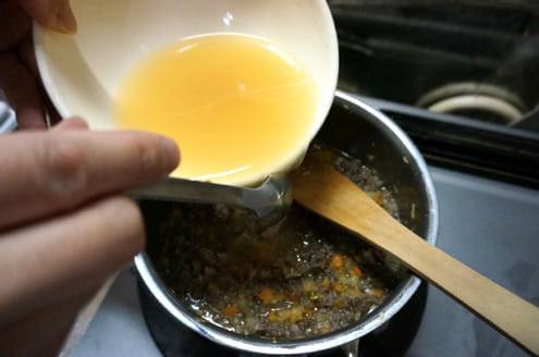 ポルチーニ茸の戻し汁を入れる